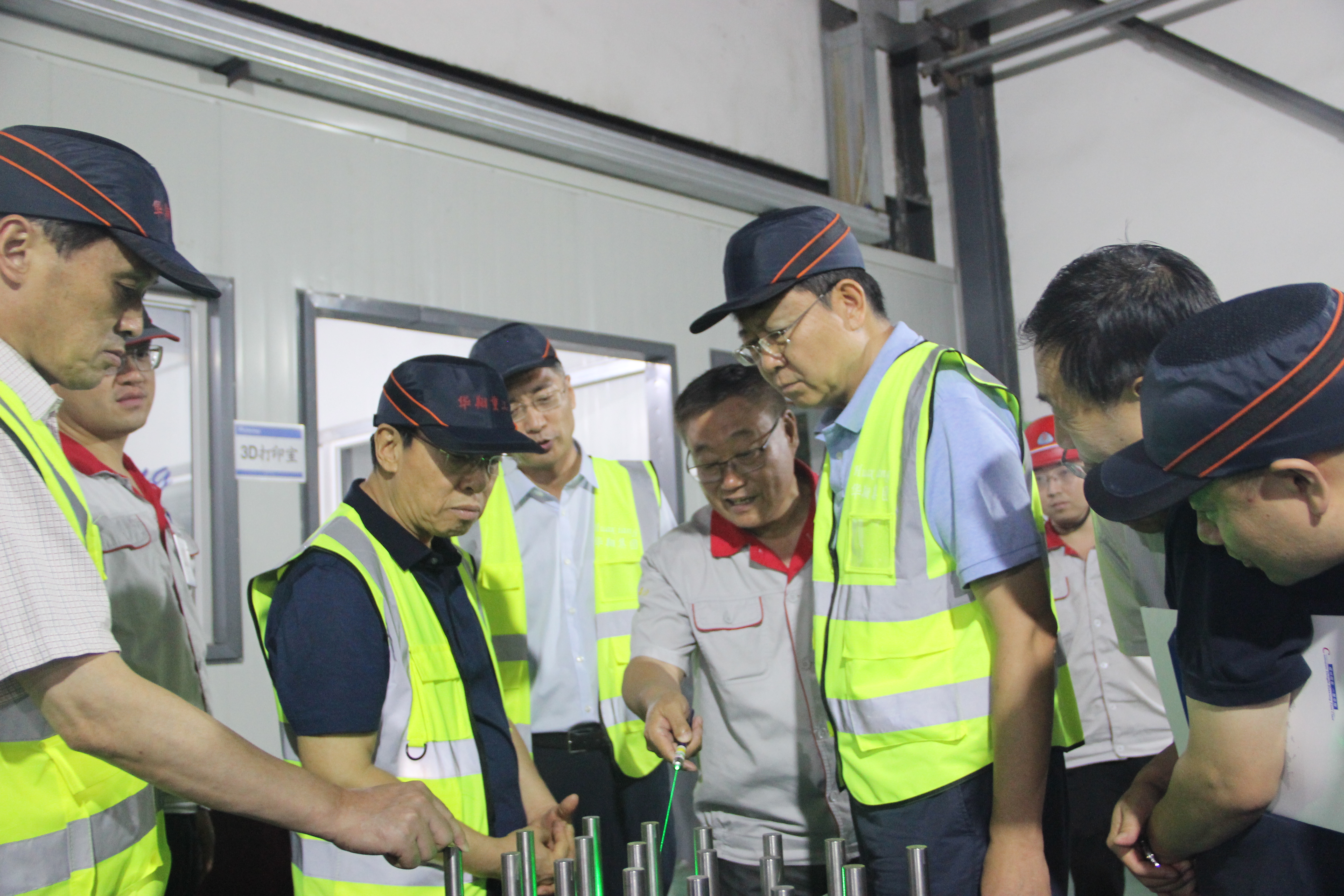 山西省人民政府原副省長(zhǎng)、中國(guó)生產(chǎn)力學(xué)會(huì)會(huì)長(zhǎng)、山西省資源型經(jīng)濟(jì)轉(zhuǎn)型促進(jìn)會(huì)總顧問牛仁亮一行蒞臨我司調(diào)研