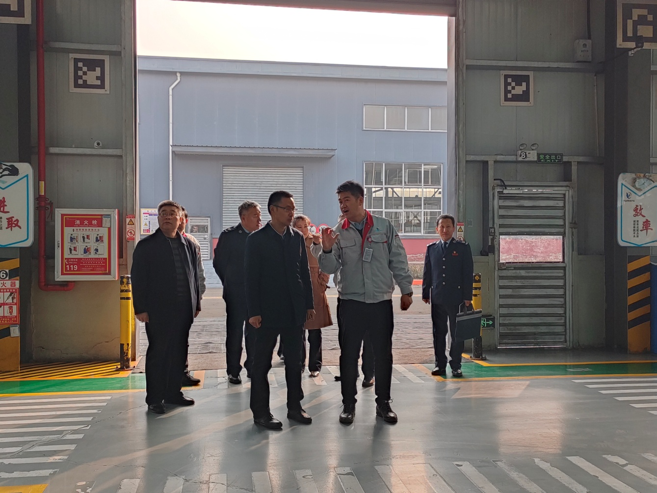 臨汾市稅務(wù)局黨委書記、局長張鎖林一行蒞臨我司調(diào)研服務(wù)