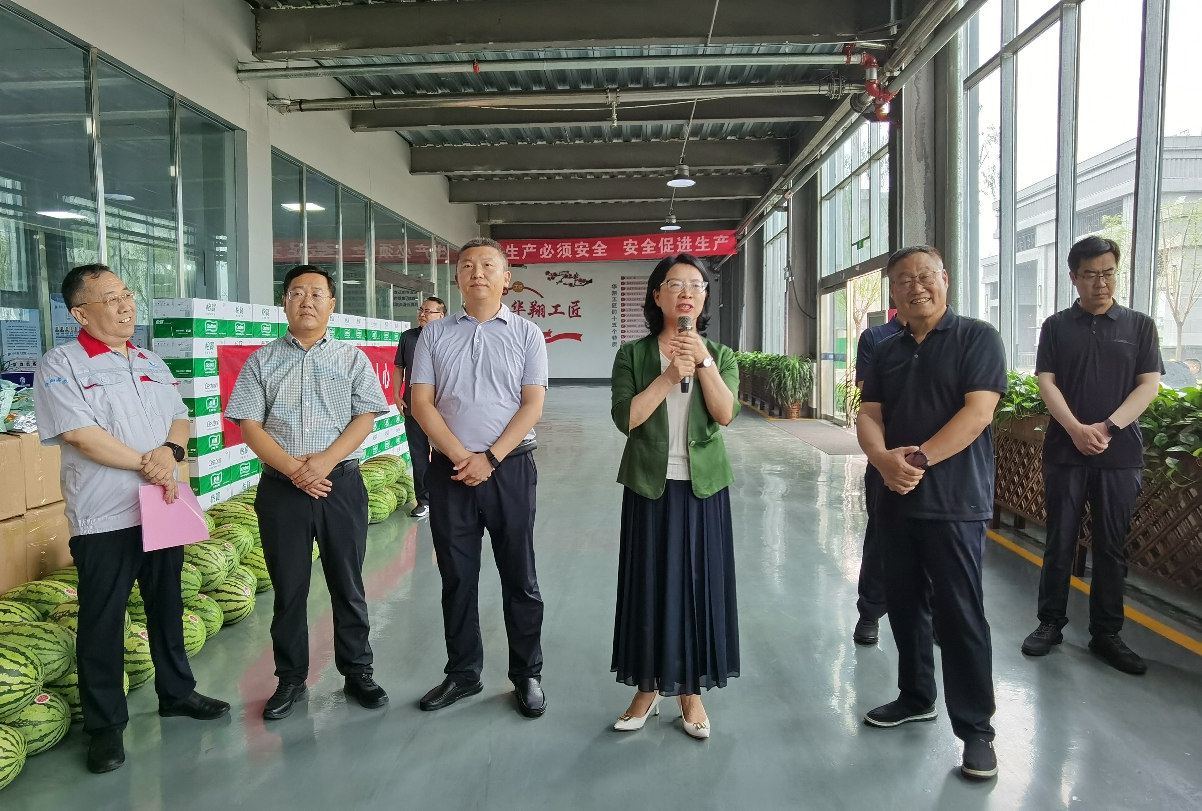 清涼慰問暖人心、凝心聚力鼓干勁